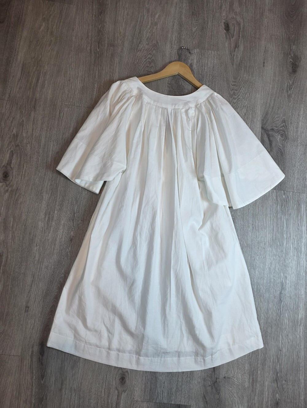 Pomander Place by Tuckernuck White Finley Flutter Sleeve Dress sz M NWOT - Picture 4 of 9